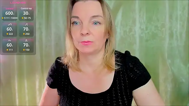 Snapshot of Regina__blue chatting on February 17, 2025, 7:10 pm Regina blue online show from February 17, 2025, 7:10 pm