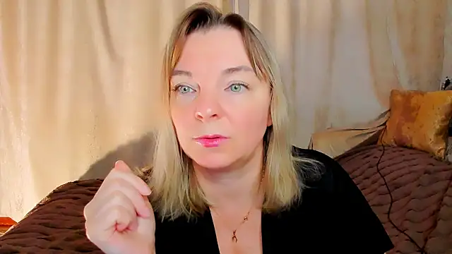 Snapshot of Regina__blue chatting on November 12, 2025, 1:44 pm Regina blue online show from November 12, 2025, 1:44 pm