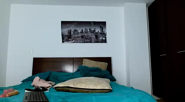 Snapshot of chicafitcaliente chatting on December 6, 2024, 12:34 am chicafitcaliente online show from December 6, 2024, 12:34 am