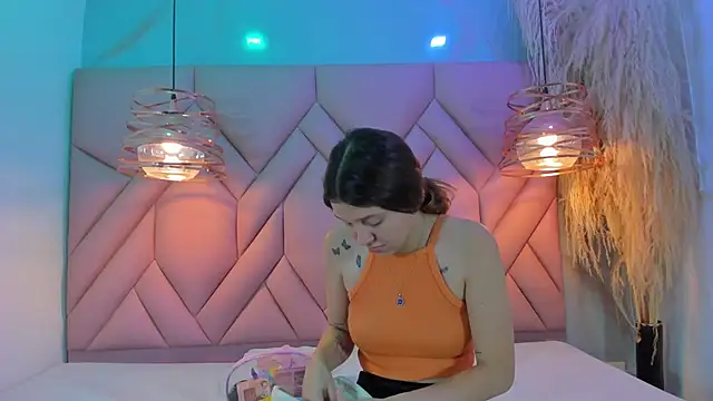 Snapshot of AngelaaCute_ chatting on January 13, 2025, 12:02 pm AngelaaCute online show from January 13, 2025, 12:02 pm