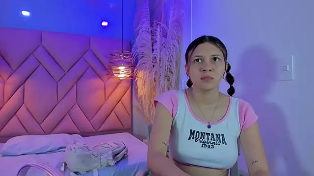 Snapshot of AngelaaCute_ chatting on February 4, 2025, 12:00 pm AngelaaCute online show from February 4, 2025, 12:00 pm