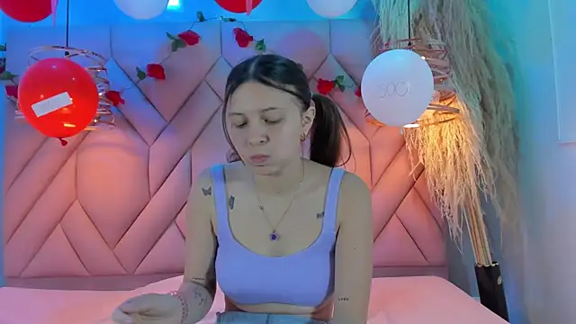 Snapshot of AngelaaCute_ chatting on February 17, 2025, 12:27 pm AngelaaCute online show from February 17, 2025, 12:27 pm