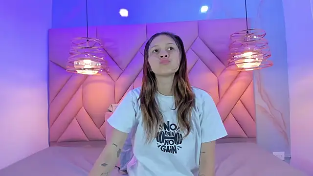 Snapshot of AngelaaCute_ chatting on March 17, 2025, 12:25 pm AngelaaCute online show from March 17, 2025, 12:25 pm