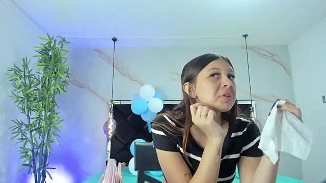 Snapshot of AngelaaCute_ chatting on October 1, 2025, 12:11 pm AngelaaCute online show from October 1, 2025, 12:11 pm