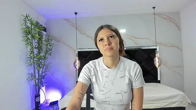 Snapshot of AngelaaCute_ chatting on November 6, 2025, 12:17 pm AngelaaCute online show from November 6, 2025, 12:17 pm