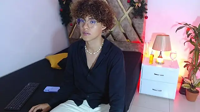 nickolas moon online show from December 18, 2024, 12:51 pm