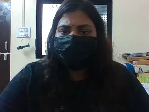 Hotmilfxox online show from May 15, 2026, 7:37 am