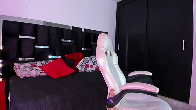 Tasha Sant online show from November 4, 2025, 8:19 pm