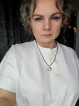 Snapshot of candy_queeen chatting on December 8, 2024, 7:43 pm candy queeen online show from December 8, 2024, 7:43 pm