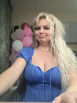 Snapshot of candy_queeen chatting on February 22, 2025, 2:39 am candy queeen online show from February 22, 2025, 2:39 am