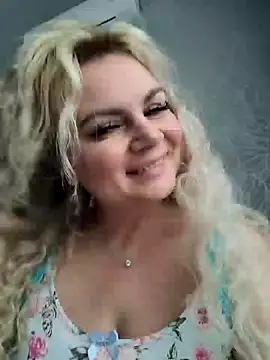 Snapshot of candy_queeen chatting on February 28, 2025, 3:37 am candy queeen online show from February 28, 2025, 3:37 am