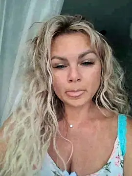 Snapshot of candy_queeen chatting on March 19, 2025, 3:20 am candy queeen online show from March 19, 2025, 3:20 am