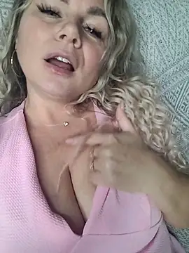 Snapshot of candy_queeen chatting on September 28, 2025, 4:45 pm candy queeen online show from September 28, 2025, 4:45 pm