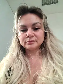 Snapshot of candy_queeen chatting on October 12, 2025, 4:44 am candy queeen online show from October 12, 2025, 4:44 am