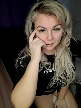 Snapshot of candy_queeen chatting on October 27, 2025, 5:55 am candy queeen online show from October 27, 2025, 5:55 am