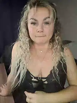 Snapshot of candy_queeen chatting on November 6, 2025, 11:00 am candy queeen online show from November 6, 2025, 11:00 am