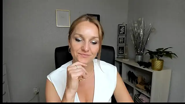 AliciaDesire online show from July 7, 2026, 1:04 pm