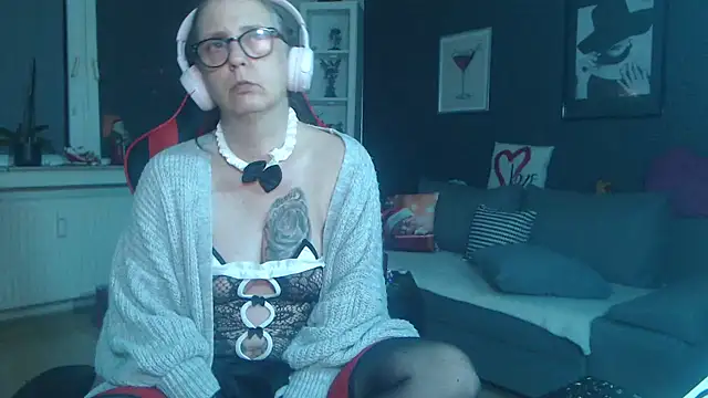 EiskalterEngel74 online show from December 7, 2024, 10:50 pm