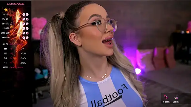 Snapshot of KylieJoyce chatting on February 9, 2025, 8:34 pm KylieJoyce online show from February 9, 2025, 8:34 pm
