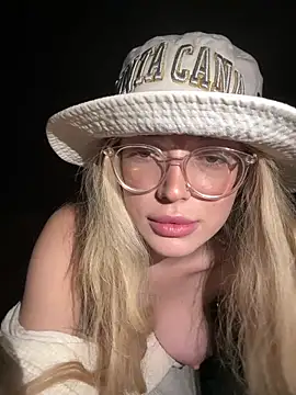 Snapshot of KylieJoyce chatting on February 16, 2025, 6:43 am KylieJoyce online show from February 16, 2025, 6:43 am