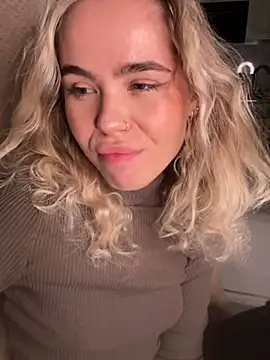 SkyBriii online show from December 5, 2024, 6:44 pm