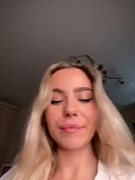 SkyBriii online show from December 28, 2024, 4:52 pm