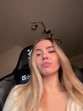 SkyBriii online show from March 16, 2025, 7:38 pm