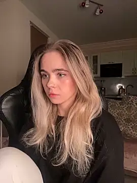 SkyBriii online show from March 19, 2025, 6:44 pm