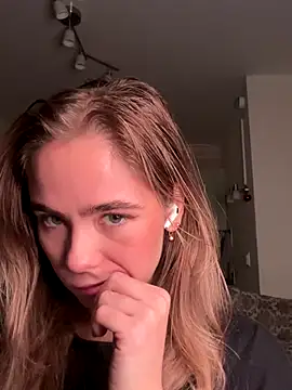 SkyBriii online show from October 27, 2025, 3:16 pm