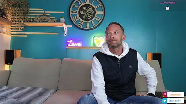 braqueuemar83 online show from March 5, 2025, 4:57 pm