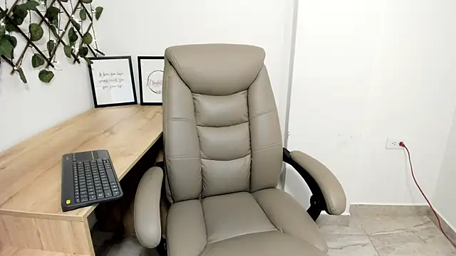 Madeleine  w online show from November 14, 2025, 12:20 am