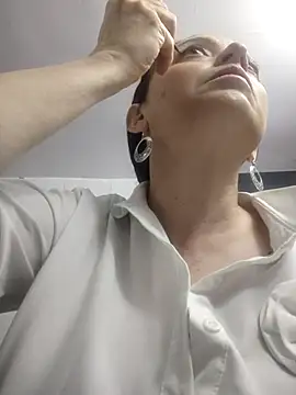 catalinamommyx online show from October 1, 2025, 1:55 am