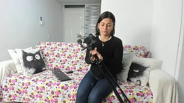 Emma Jnes online show from February 13, 2025, 10:33 pm