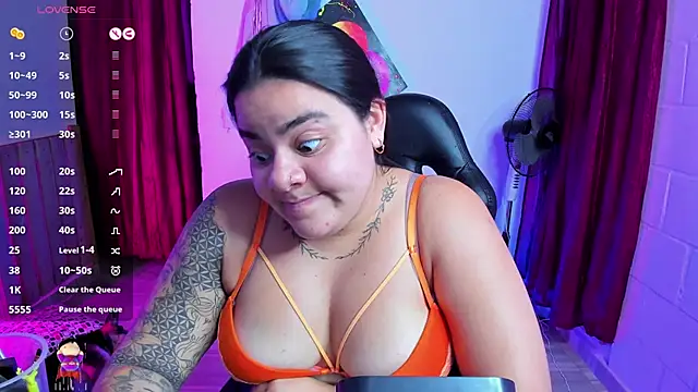 Snapshot of Sharon_hils chatting on February 4, 2025, 10:24 pm Sharon hils online show from February 4, 2025, 10:24 pm