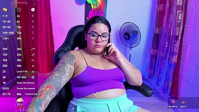 Snapshot of Sharon_hils chatting on February 17, 2025, 7:31 pm Sharon hils online show from February 17, 2025, 7:31 pm