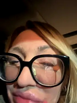 Snapshot of camdanz777 chatting on October 28, 2025, 5:44 am camdanz777 online show from October 28, 2025, 5:44 am