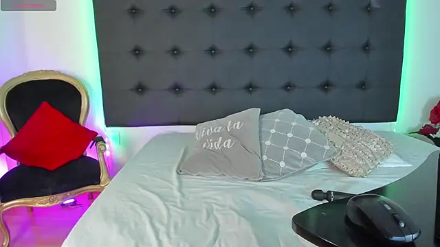 Snapshot of SaraDreamss chatting on January 22, 2025, 8:38 pm SaraDreamss online show from January 22, 2025, 8:38 pm