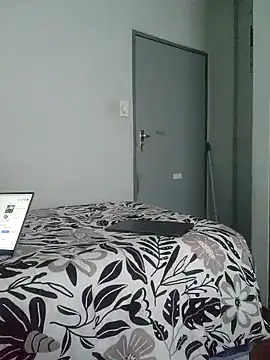 Userio072 online show from February 5, 2025, 2:37 pm