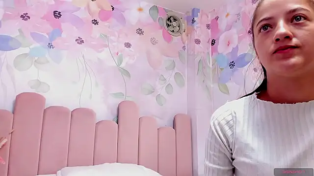 Snapshot of Annie_Cute18_ chatting on January 17, 2025, 4:06 am Annie Cute18 online show from January 17, 2025, 4:06 am