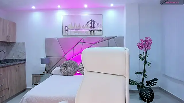 naomii campbell  online show from October 14, 2025, 6:20 pm