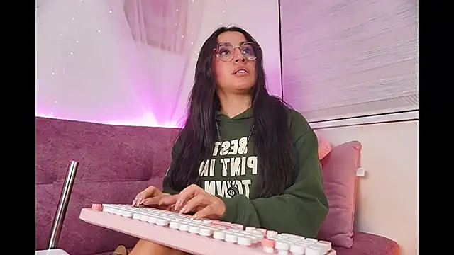 leila petitee  online show from November 23, 2025, 2:17 pm