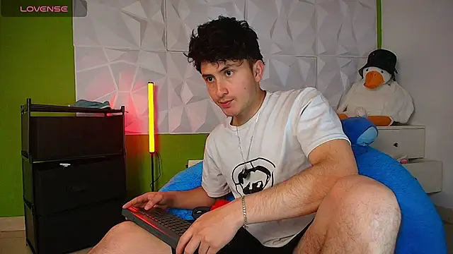 Snapshot of santyago_taylor chatting on October 6, 2025, 7:22 pm santyago taylor online show from October 6, 2025, 7:22 pm