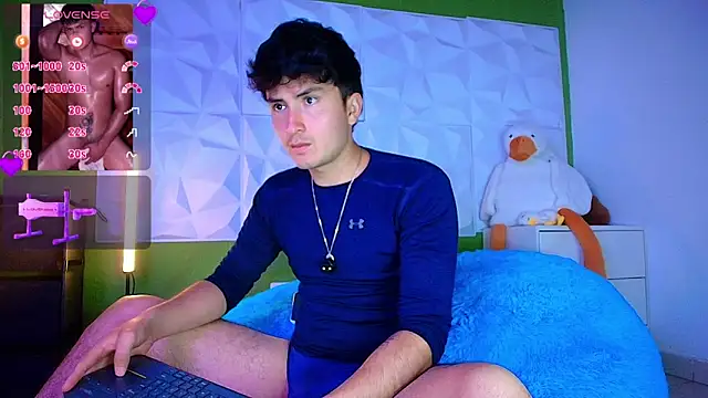 Snapshot of santyago_taylor chatting on October 17, 2025, 6:43 pm santyago taylor online show from October 17, 2025, 6:43 pm