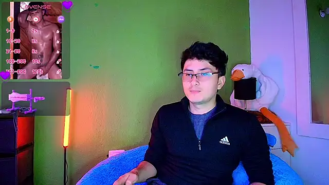 Snapshot of santyago_taylor chatting on November 7, 2025, 7:03 pm santyago taylor online show from November 7, 2025, 7:03 pm