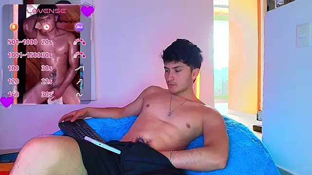 Snapshot of santyago_taylor chatting on November 8, 2025, 2:28 pm santyago taylor online show from November 8, 2025, 2:28 pm