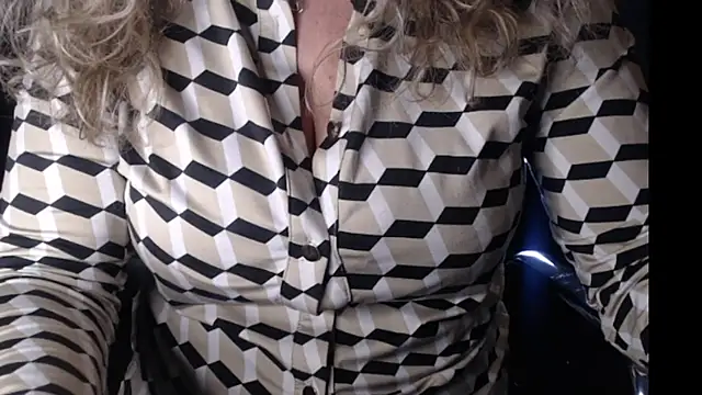 Snapshot of JenniLowen chatting on January 10, 2025, 6:28 pm JenniLowen online show from January 10, 2025, 6:28 pm