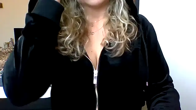 Snapshot of JenniLowen chatting on January 17, 2025, 9:06 am JenniLowen online show from January 17, 2025, 9:06 am