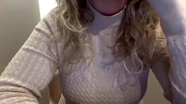 Snapshot of JenniLowen chatting on February 14, 2025, 2:33 pm JenniLowen online show from February 14, 2025, 2:33 pm