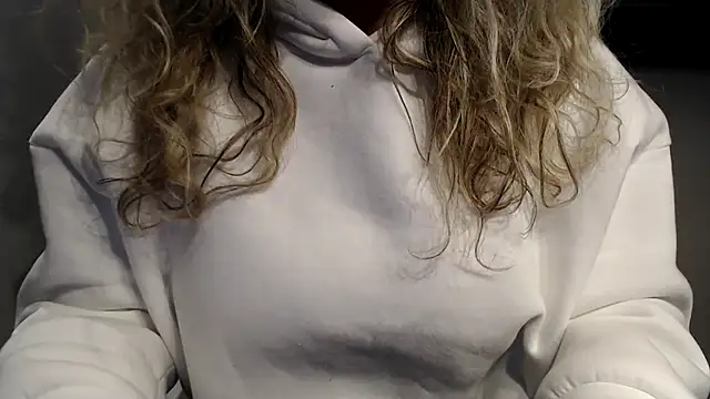 Snapshot of JenniLowen chatting on February 17, 2025, 4:04 pm JenniLowen online show from February 17, 2025, 4:04 pm