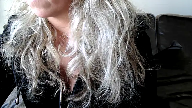 Snapshot of JenniLowen chatting on March 6, 2025, 3:13 pm JenniLowen online show from March 6, 2025, 3:13 pm